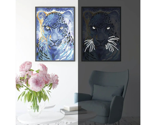 Dva zarámované leopardie diamantové maľby, jeden svetlý a jeden tmavý, na stene