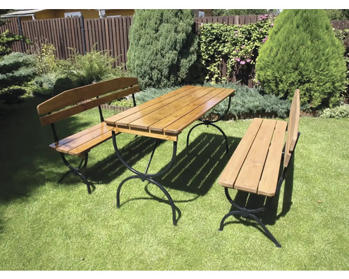 Záhradný nábytok pozostávajúci z dreveného stola a dvoch drevených lavíc v záhrade