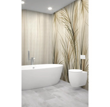 Moderná kúpeľňa s voľne stojacou vaňou, závesným WC a vzorovaným obkladom stien