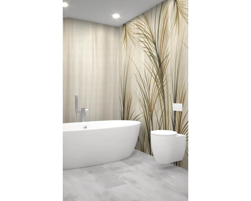 Moderná kúpeľňa s voľne stojacou vaňou, závesným WC a vzorovaným obkladom stien