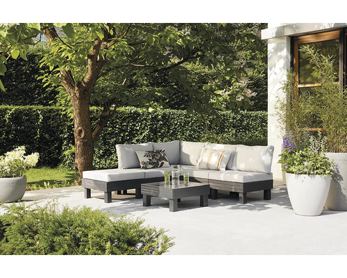 Terasa s posedením a záhradnou dekoráciou pre vonkajšie použitie