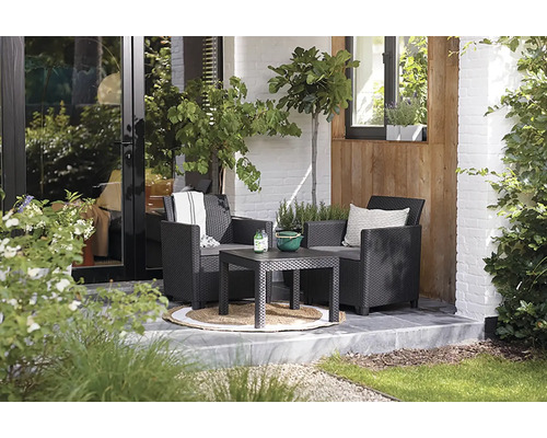 Terasa s dvoma kreslami a stolom z polyratanu