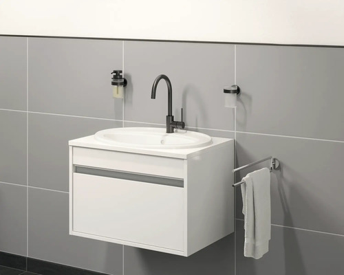 Kúpeľňa s umývadlovou skrinkou, batériou, dávkovačom mydla, pohárom na zubné kefky a držiakom na uteráky