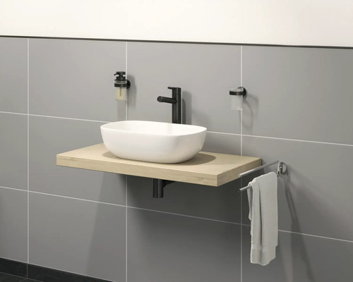 Kúpeľňa s umývadlom na dosku, batériou, dávkovačom mydla, pohárom na zubné kefky a držiakom na uteráky