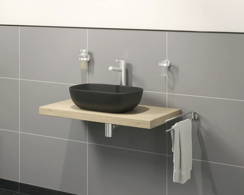 Umývadlo s batériou, dávkovačom mydla, pohárom na zubné kefky a držiakom na uteráky v kúpeľni