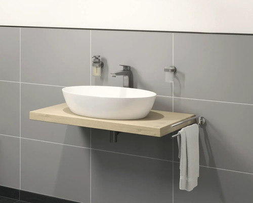 Moderná kúpeľňa s umývadlom na doske z masívneho dreva a držiakom na uteráky