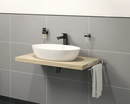 Moderná kúpeľňa s umývadlom, poličkou, batériou, držiakom na uteráky, dávkovačom mydla a pohárom na zubné kefky