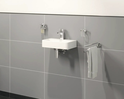 Kúpeľňa s umývadlom, batériou, dávkovačom mydla, držiakom na uteráky a dlaždicami