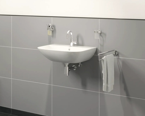 Kúpeľňa s umývadlom, batériou, držiakom na uteráky, dávkovačom mydla a držiakom na pohár