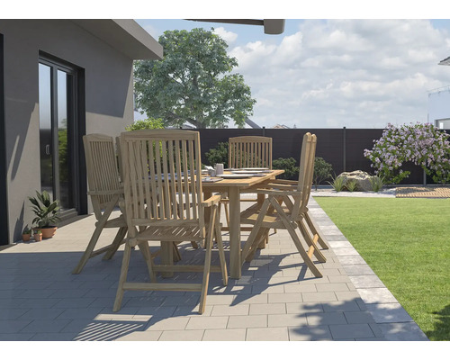 Záhradná scéna s dreveným stolom a stoličkami na terase