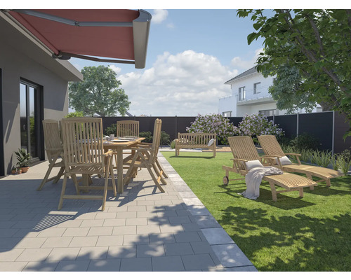 Záhradná scéna s markízou, záhradnou jedálenskou súpravou, záhradnou lavičkou a záhradnými ležadlami na trávniku.