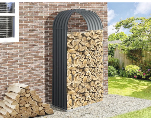 Kovový regál na drevo v záhrade, plný dreva