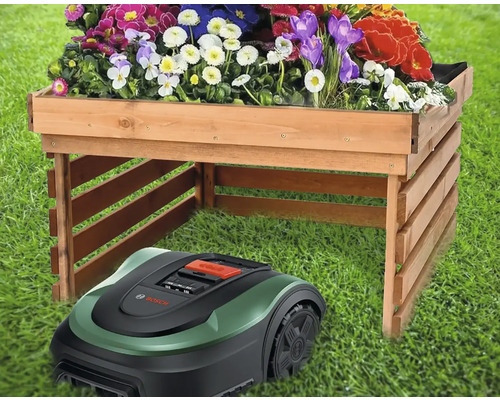 Scéna s robotickou kosačkou pred sadbovacím stolom s kvetinami na trávniku
