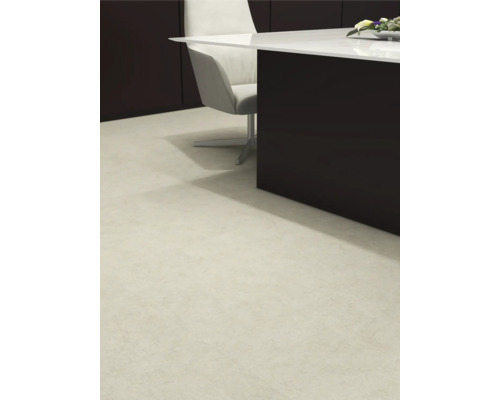 Svetlá podlaha s dlaždicami v miestnosti s kuchynským ostrovom