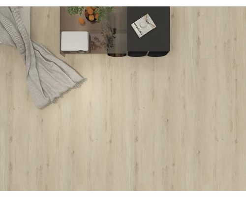 Pohľad na izbu s laminátovou podlahou, stolom a dekou