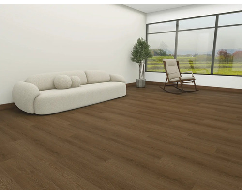 Obývacia izba s pohovkou, izbovou rastlinou, hojdacím kreslom a drevenou podlahou