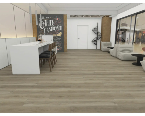 Interiér so svetlou drevenou podlahou, barovým stolom a posedením.