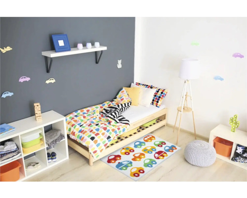 Detská izba s posteľou, policou, kobercom a dekoráciou