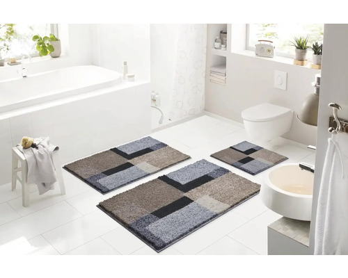 Moderná kúpeľňa s geometrickou súpravou kúpeľňových koberčekov