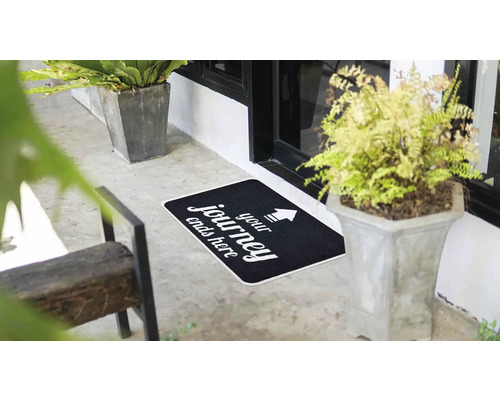 Rohožka s nápisom ''Your journey ends here'' pred vchodovými dverami.