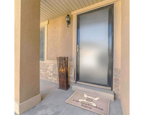 Vstupný priestor s rohožkou, stojacou lampou a vonkajšou lampou