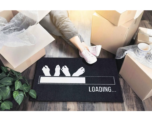 Scéna so sťahovacími krabicami a osobou s obuvou na rohožke s vytlačeným ukazovateľom priebehu načítania