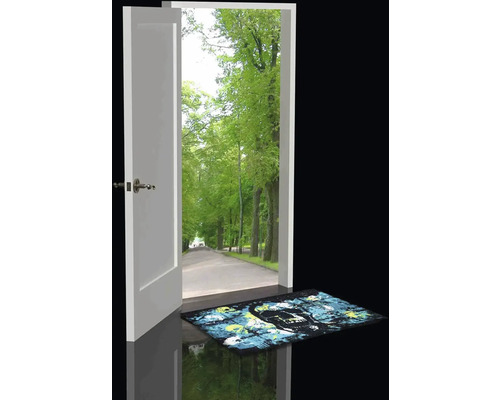 Otvorené dvere s výhľadom na alej stromov a rohožka s motívom lebky