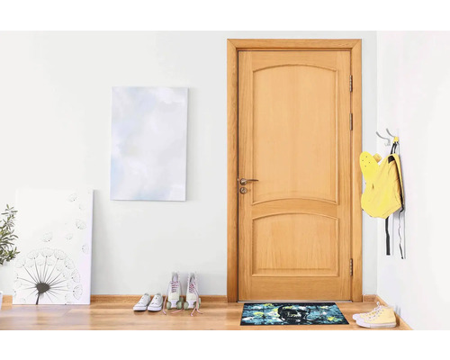 Predsieň s drevenými dverami, rohožkou a dekoráciami