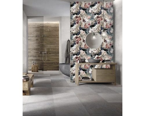 Kúpeľňa so sprchou, vaňou, umývadlom a vzorovanou stenou