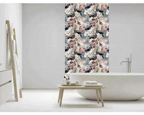 Kúpeľňa s vaňou, dreveným regálom a obkladmi s kvetinovými a vtáčimi vzormi