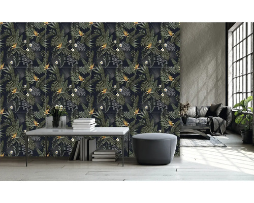 Obývacia izba s kvetinovou vzorovanou obkladovou dlaždicou, stolom a sedacou stoličkou