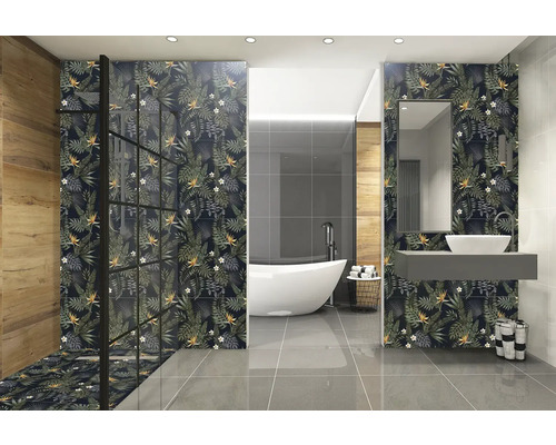 Kúpeľňa so sprchou, vaňou, umývadlom a obkladmi s kvetinovým vzorom