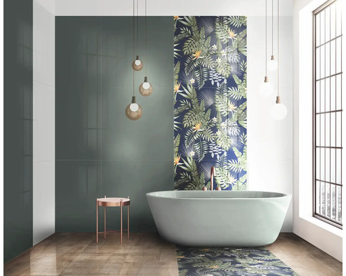 Moderná kúpeľňa s vaňou, zelenými obkladmi a obkladmi s rastlinnými vzormi a drevenou podlahou