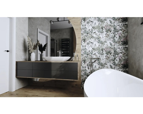 Kúpeľňa s umývadlovou skrinkou, zrkadlom, vaňou a kvetinovou tapetou