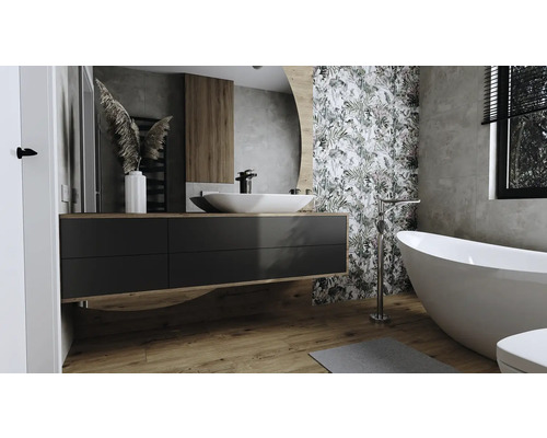 Moderná kúpeľňa s umývadlovou skrinkou, zrkadlom, vaňou a kvetinovou tapetou