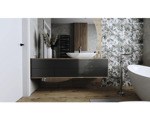 Moderná kúpeľňa s umývadlom, zrkadlom a vaňou