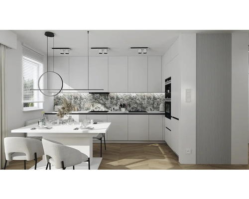 Svetlá kuchyňa s bielymi skrinkami, jedálenským stolom a obkladom s kvetinovým motívom