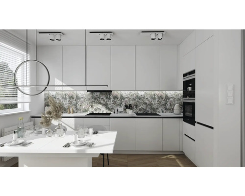 Svetlá kuchyňa s bielymi skrinkami, jedálenským stolom a kvetinovým pozadím