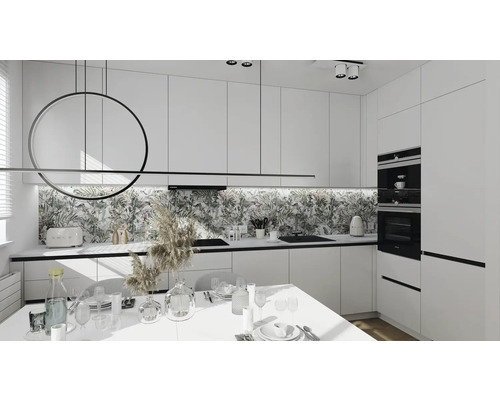 Svetlá kuchyňa s kuchynskou linkou, jedálenským stolom a kvetinovým obkladom