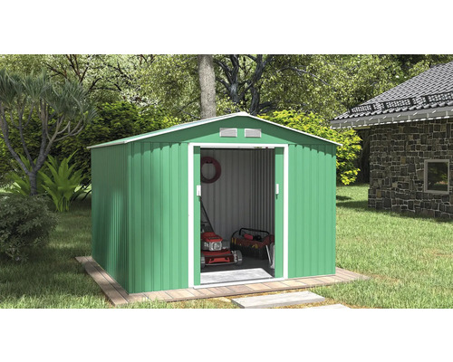 Kovová záhradná búda s otvorenými posuvnými dverami, vo vnútri kosačka na trávu a debna na náradie