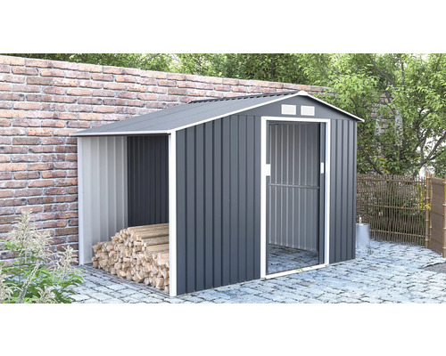 Kovová kôlňa na náradie s uskladneným drevom a otvorenými dverami v záhrade