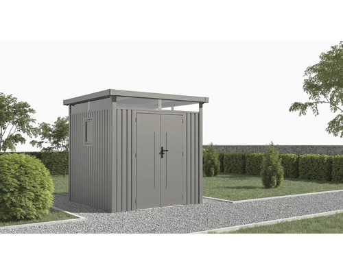 Kovová záhradná skriňa s dvojkrídlovými dverami a oknom v záhrade