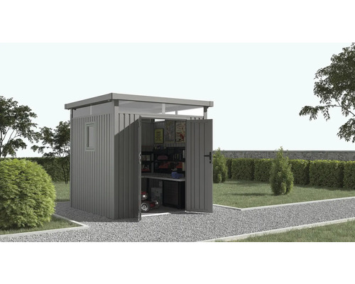 Záhradný domček s otvorenými dverami a úložnými regálmi v záhrade