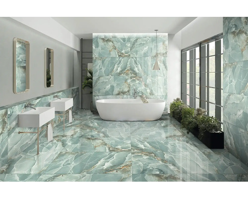 Svetlá kúpeľňa s vaňou, umývadlami a obkladmi so vzhľadom mramoru