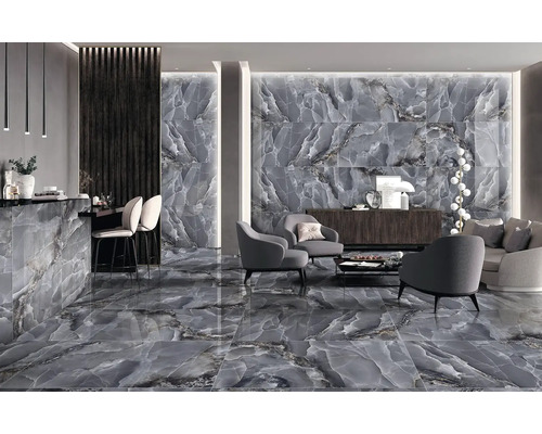 Svetlá miestnosť s dlažbou a obkladmi stien vo vzhľade mramoru, posedenie a bar