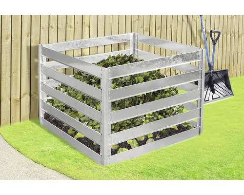 Kovový kompostér so zvyškami rastlín v záhrade