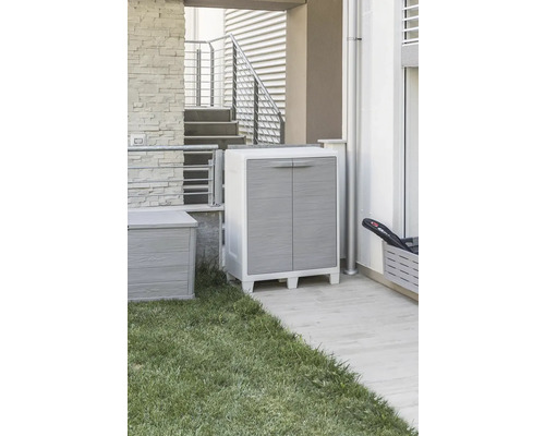 Plastová záhradná skrinka s dvomi dvierkami na terase