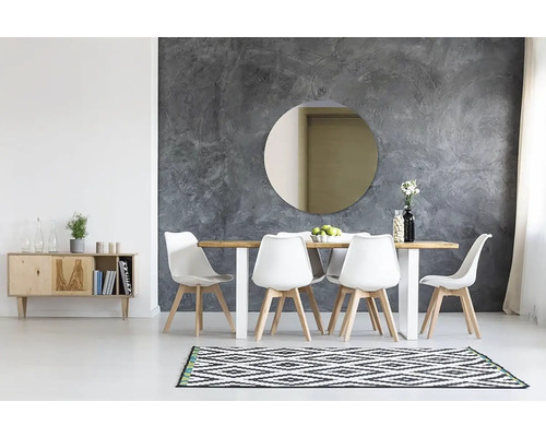 Svetlá jedáleň s dreveným stolom, stoličkami, okrúhlym zrkadlom a kobercom