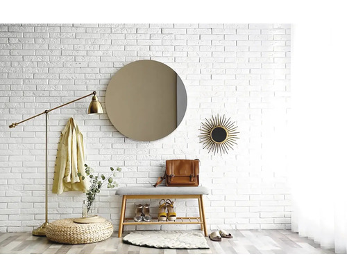 Vstupný priestor s lavicou, topánkami, zrkadlom a nástennou dekoráciou pred bielou tehlovou stenou