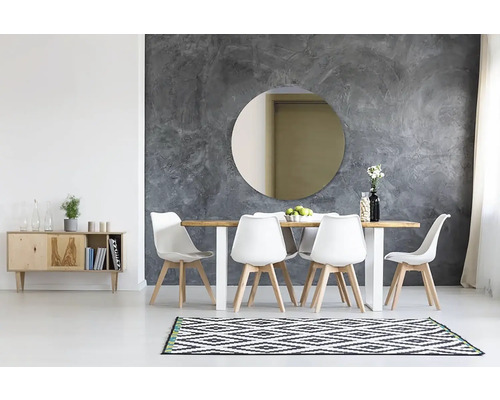 Svetlá jedáleň s dreveným stolom, bielymi stoličkami, zrkadlom a vzorovaným kobercom